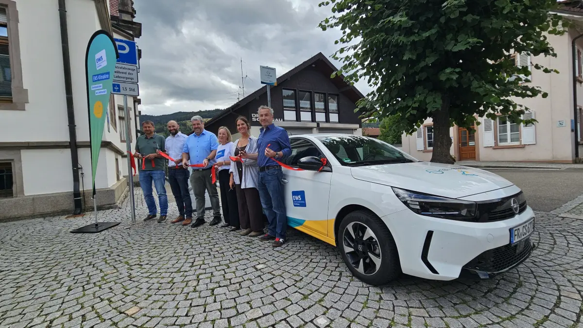 Symbolischer Akt: Gemeinsam schneiden (v.l.) Alexander Knobel, Nils Brendlin Hoesch, Peter Schelshorn, Ellen Filipovic, Sabrina Haase und Alexander Sladek das Band fürs neue Carsharing-Angebot am Rathaus Schönau durch.