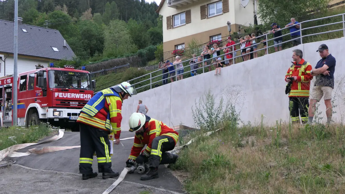 Etliche Zuschauer verfolgen die Sommerabschlussübung der Hammereisenbacher Feuerwehr.