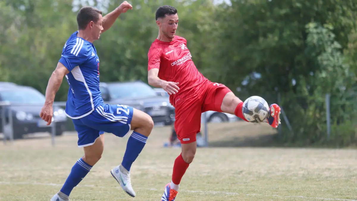 Die SG Empfingen (in Rot) bezwang die SGM Gruol-Erlaheim mit 2:0.