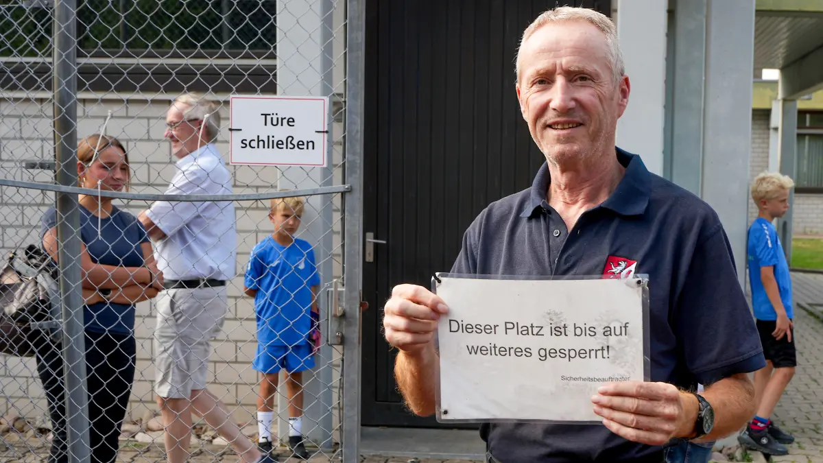 Endlich konnte Ortsvorsteher Anton Ade dieses Schild am Eingang der Sportfläche entfernen.