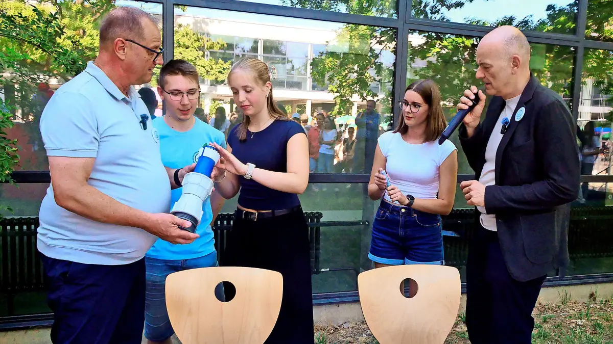 Die Zeitkapsel für das Gymnasium am Deutenberg wurde durch Oberbürgermeister Jürgen Roth (von links), Schulsprecher Tristan Stoll von der Kursstufe eins, Nele Broda von der Klassenstufe zehn, Schulsprecherin Merle Goschkowski von der Kursstufe eins und Schulleiter Zoran Josipovic befüllt.