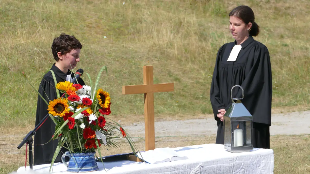 Pfarrerin Lisa Bender (links) verabschiedet ihre Kollegin Anja Bork die nach einem Jahr als Pfarrerin der Kirchengemeinde Dauchingen-Niedereschach nach Oftersheim berufen wird.