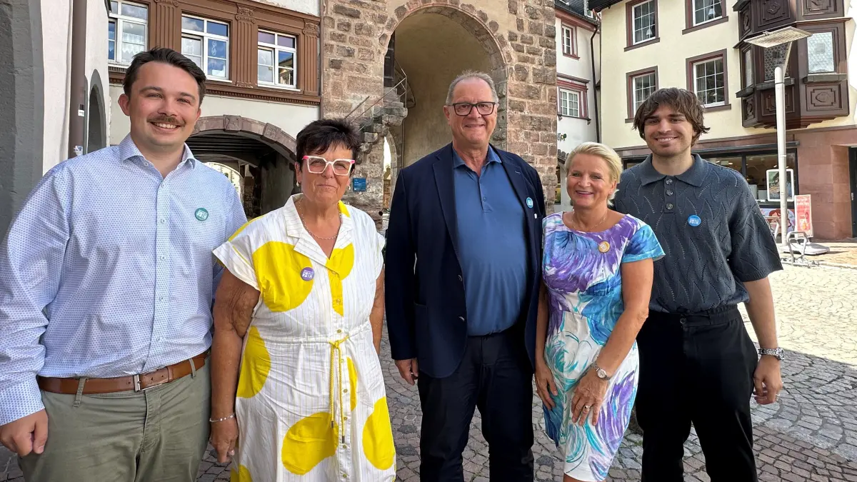 Jürgen Roth (Bildmitte) wird eingerahmt von "seinen" Stadtstimmen: (von links) Marven Strittmatter, Gabriele Cernoch-Reich, Jutta Doran und Joshua Zivkovic. Auf seiner neuen Internetseite sammelt der OB-Kandidat noch weitere Stadtstimmen ein.