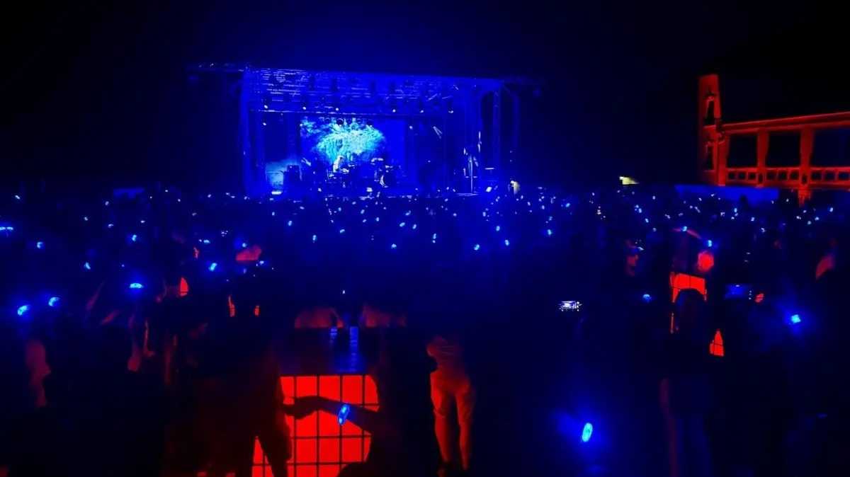 Bei Goldplay.live wurde das Publikum selbst zur Lichtshow — rechts der rot angestrahlte Junghans-Bau.