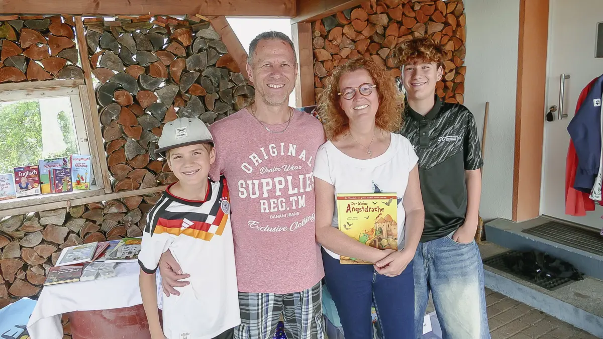 Über den Erfolg des Dögginger Flohmarkts freut sich Organisatorin Heidi Burger mit Sohn Konstantin (von links), Ehemann Sascha und Sohn Jonathan.