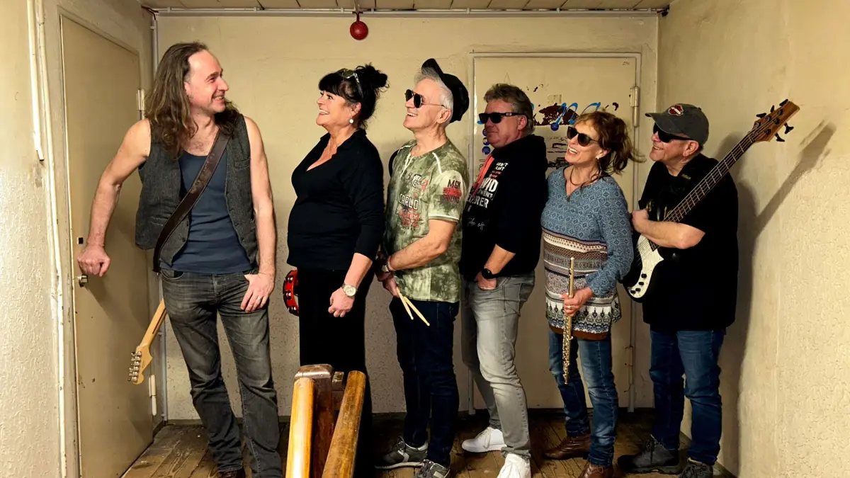 "Shed 67" bringen passend zur Filmbiografie „Verflucht normal“ den Groove der 1980er-Jahre auf die Musikbühne des Kieswerk-Open-Air.