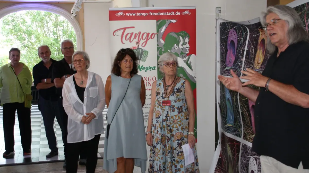 Die Ausstellung wird eröffnet: Von rechts Organisator Siegfried Kögel von den Denkmalfreunden der Waldlust mit den Künstlerinnen Verok Gnos, Gloria Keller und Iris Kamlah (von links). Jutta Hiereth, die vierte Künstlerin im Bunde, war verhindert.