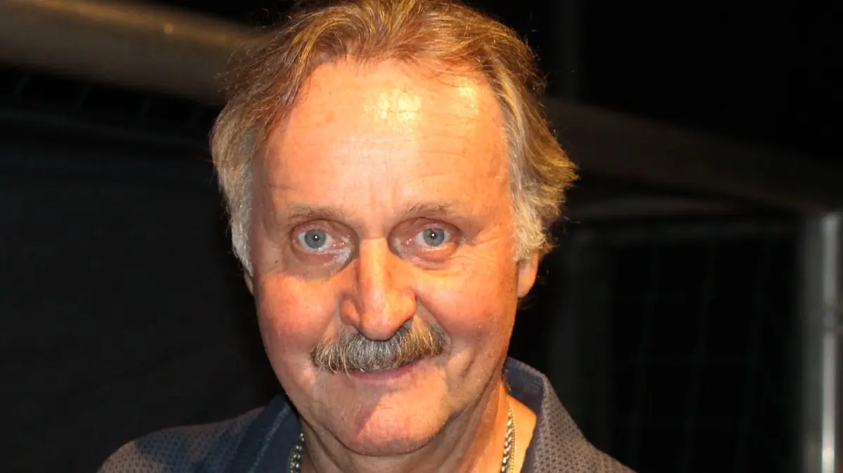 Peter Neururer plauderte beim FV Fahrnau vor hunderten Zuschauern aus seinem Leben.