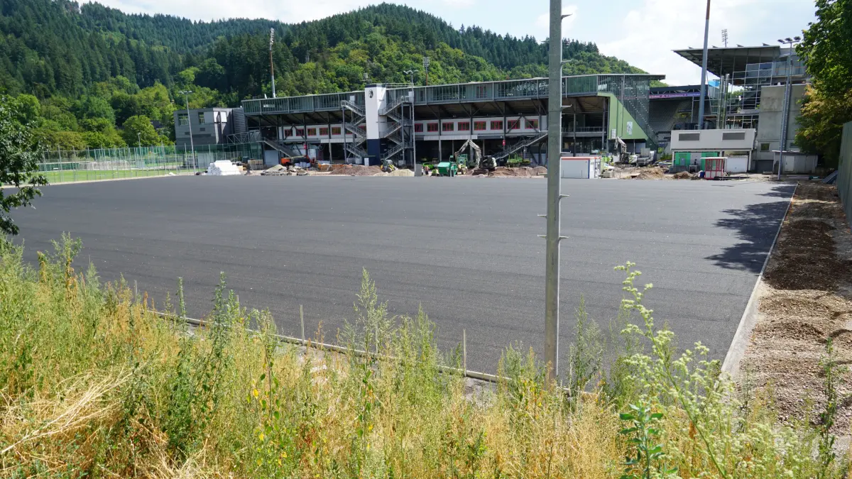 Der frühere Parkplatz am Dreisamstadion wird zu einem Kunstrasenplatz. Ende August soll er fertig sein.