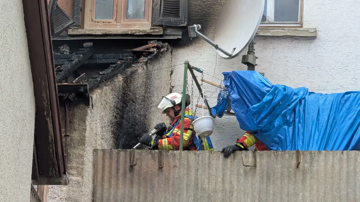 Am Sonntagabend musste die Feuerwehr nochmals am Brandhaus anrücken: Nachbarn hatten entdeckt, dass es aus einer Mauer des abgebrannten Anbaus wieder rauchte.
