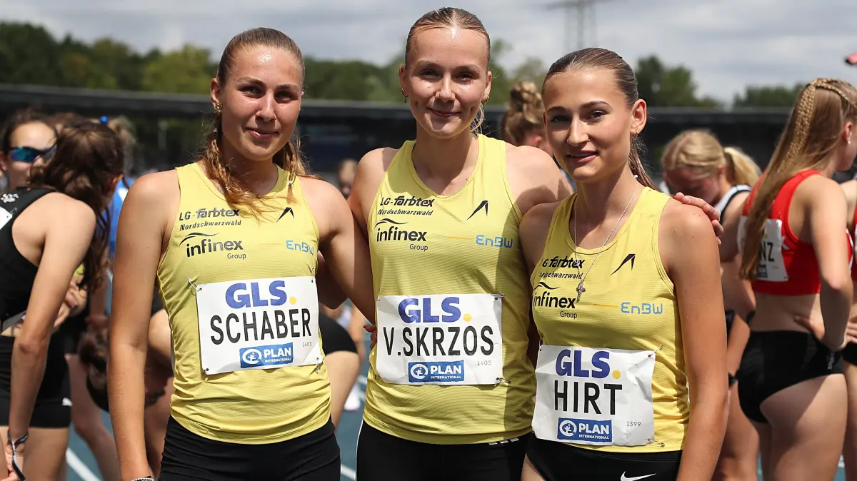 Nele Schaber (von links), Victoria Skrzos und Leni Hirt von der LG farbtex Nordschwarzwald haben über die 3x800 Meter den Deutschen Meistertitel gewonnen.