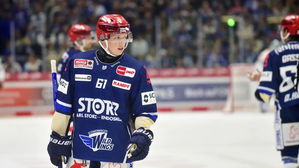 Testspiel Wild Wings (blau) - Augsburg (weiss), Niclas Hempel (61) Verteidiger SERC Wild Wings