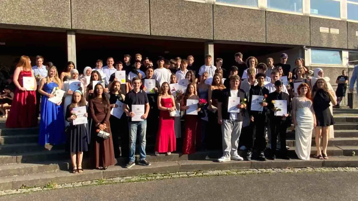 Die Absolventen der Hellbergschule Brombach halten stolz ihr Abschlusszeugnis in Händen. Mit einer Feier wurden sie verabschiedet.