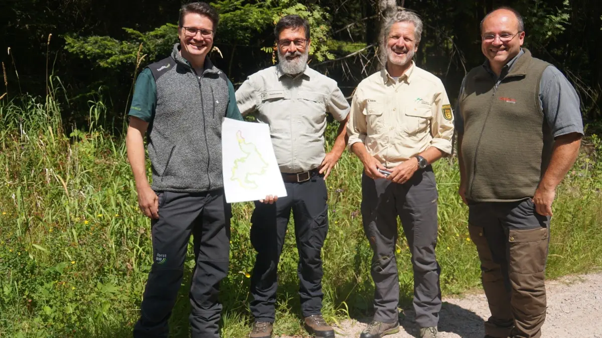 Frieder Hepperle und Reiner Brechenmacher von ForstBW sowie Berthold Reichle und Thorsten Schaupp vom Nationalpark.