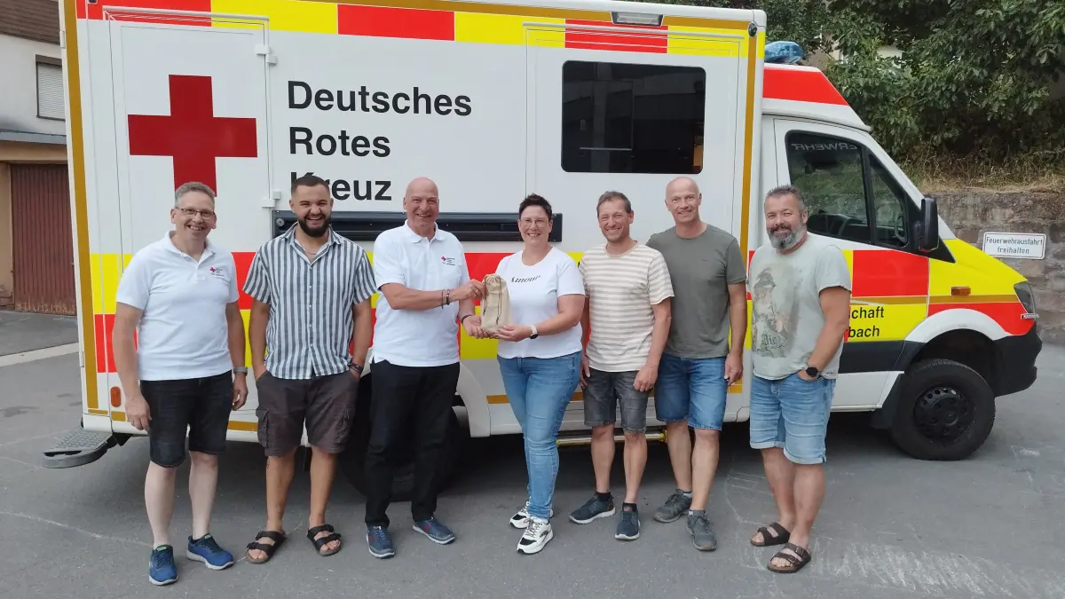 Mit auf dem Bild als Vertreter des DRK: der Vorsitzende Norbert Swoboda und der Bereitschaftsleiter Alexander Haas.