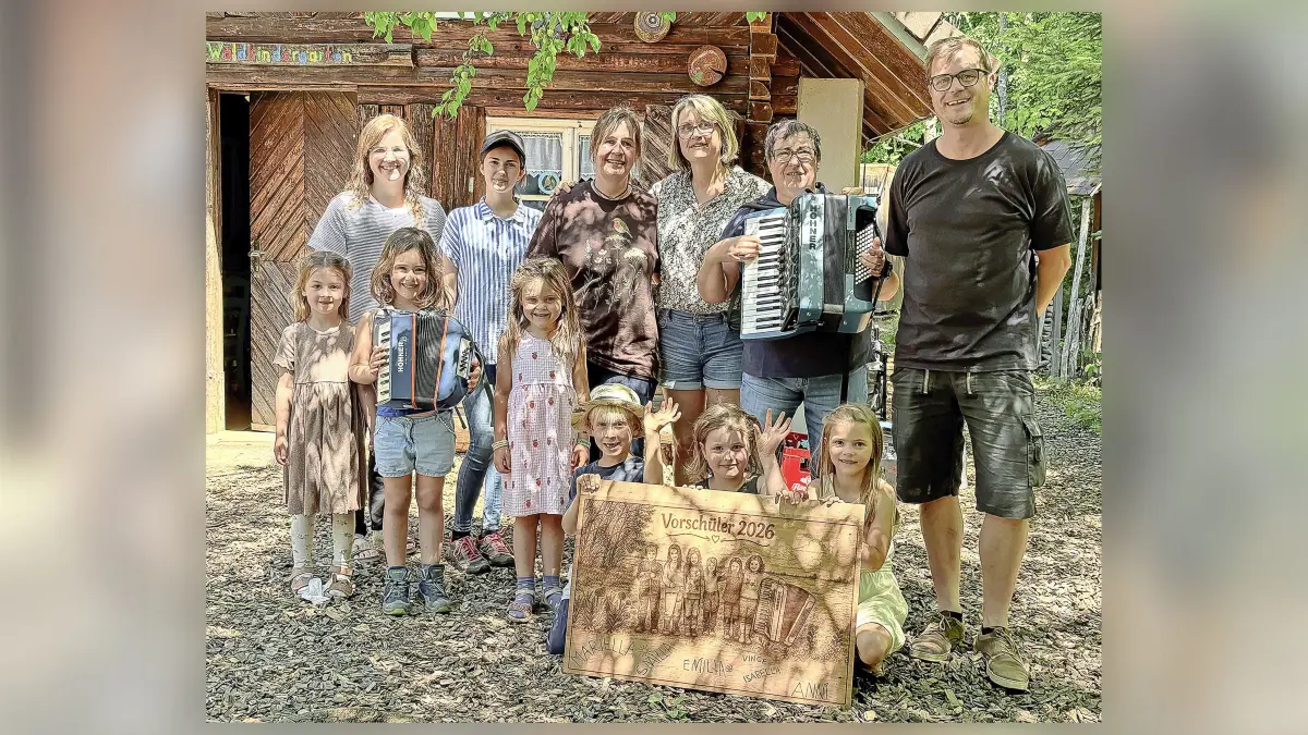 Gruppenbild mit bleibender Erinnerung der Holztafel mit Brandmalerei und dem neuen Akkordeon (Erwachsene von rechts): Nicolai Stieler (Leitung), Crescenza Palmieri, Britta Stallmann, Yvonne Godlowski, Joy Binefeld und Daniela Schwarz; (Kinder von rechts): Anni, Smilla, Vince, Emilia, Mariella und Isabella.