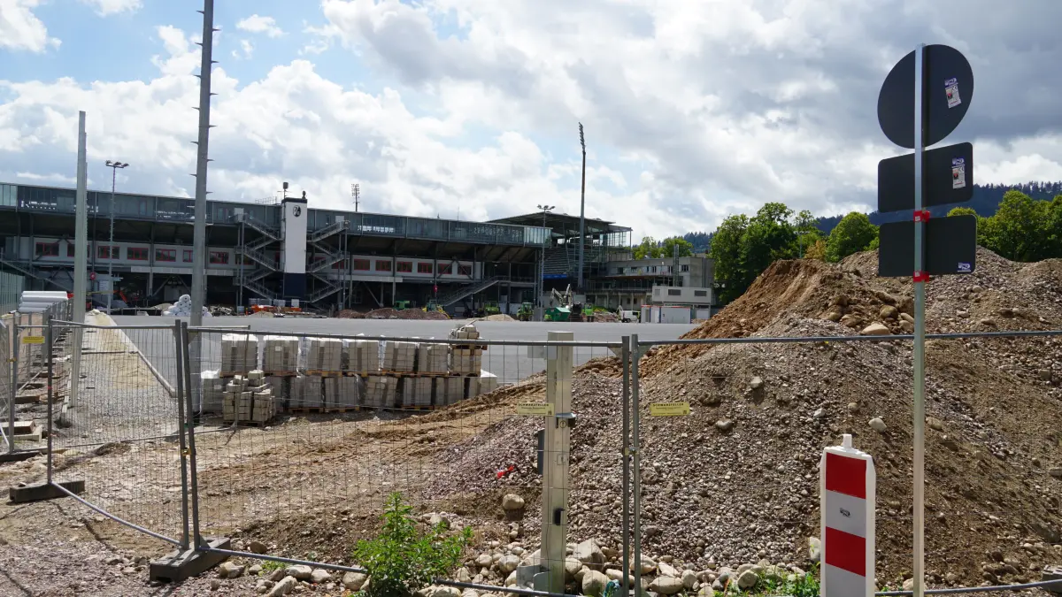 Schon bald soll aus der Baustelle ein Kunstrasenplatz werden.