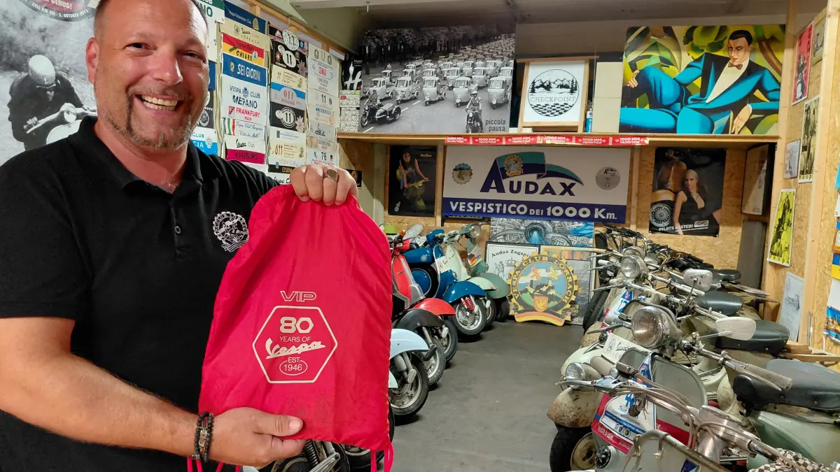 Vorsitzender Pasquale Del Sorbo strahlt: die Vespa feiert ihren 80. Geburtstag und der Vespa Club Lörrach war bei der Party in Rom dabei. Doch auch die Vespe in der Clubwerkstatt in Lörrach bringen seine Augen zum Leuchten.