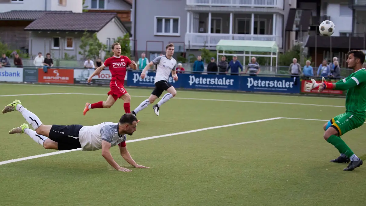 Oberwolfachs Torjäger Marc Heizmann zeigt beim Flugkopfball vollen Einsatz.