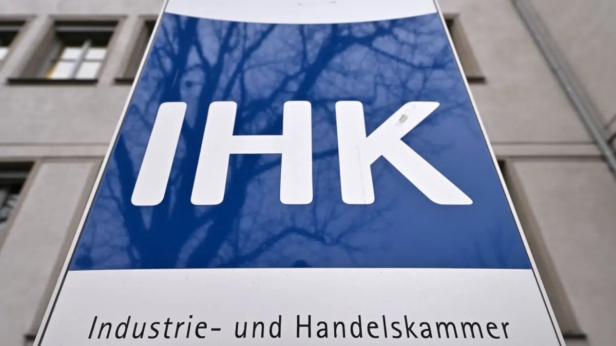 IHK: ARCHIV - 02.02.2024, Thüringen, Erfurt: «IHK» steht auf dem Schild vor dem Haus der Industrie- und Handelskammer. (zu dpa: «IHK: Unternehmen sehen Klimaziel gefährdet») Foto: Martin Schutt/dpa +++ dpa-Bildfunk +++