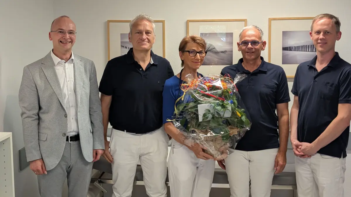 Bürgermeister Martin Ragg (von links) freut sich, dass mit Andreas Hummel, Sabine Petzold, Richard Fuß und Philipp Schatz künftig sogar vier Ärzte in Niedereschach die gute und bewährte hausärztliche Versorgung in Niedereschach garantieren.