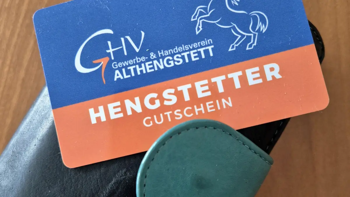 Der Hengstetter Gutschein passt ganz einfach in jeden Geldbeutel.