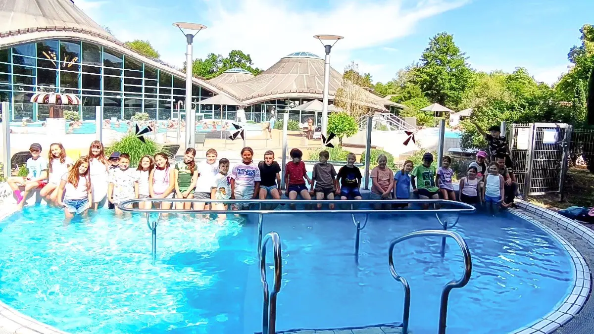 Unter fachlicher Anleitung lernten die Schülerinnen und Schüler der Klasse 3b im Kurpark die gesundheitsfördernde Kneipp-Anwendung des Wassertretens kennen.