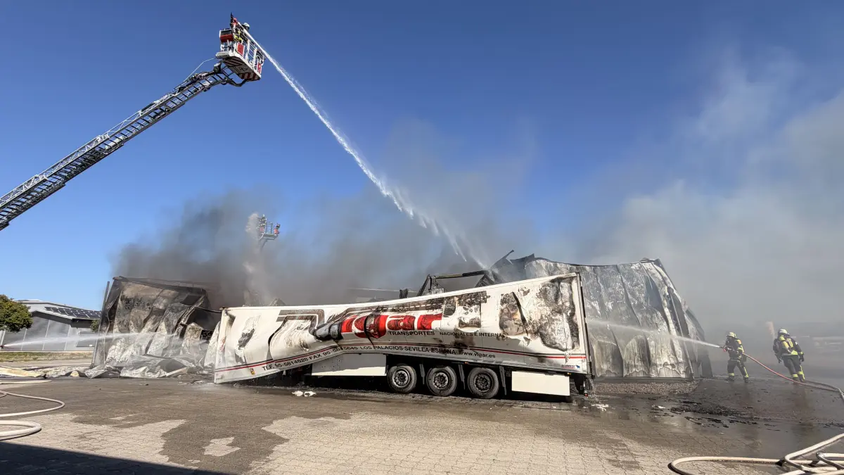 Am heutigen Dienstag wurde die Feuerwehr gegen 16.36 uhr zu einem Brand in Renchen gerufen . Die Lagerhalle stand in Vollbrand.