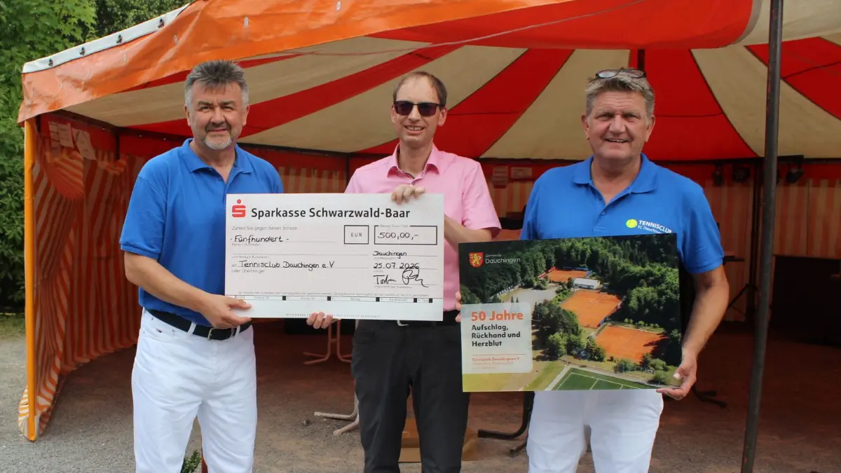 Bürgermeister Torben Dorn gratulierte den beiden Vorsitzenden Robert Mang und Frank Würthner zum 50 jährigen Jubiläum des Dauchinger Tennisclub