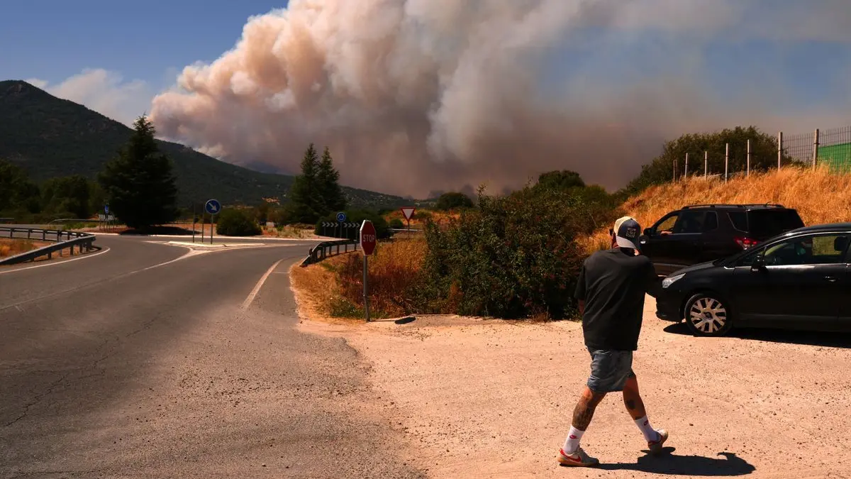 Rauch und Flammen steigen auf, während sich ein Waldbrand in der Nähe von San Martín de Valdeiglesias ausbreitet.