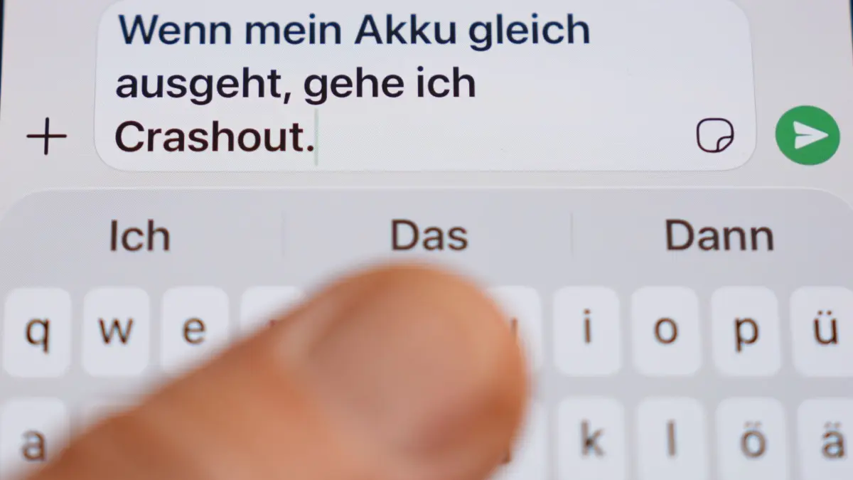 Jugendwort des Jahres 2026: ILLUSTRATION - 27.07.2026, Hamburg: Das Wort „Crashout“ ist auf dem Display eines Smartphones zu lesen. Die Top 10 vor der Wahl zum Jugendwort des Jahres 2026 im Oktober stehen fest. Foto: Marcus Brandt/dpa +++ dpa-Bildfunk +++