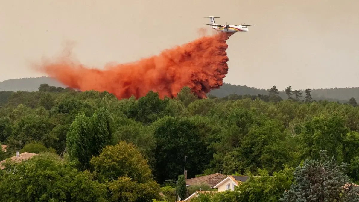 Die EU unterstützt die französische Brandbekämpfer durch Spezialflugzeuge.