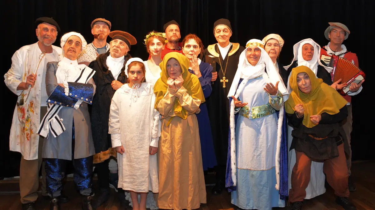 Die Theatergruppe des Pina Bucci Teatro stellt das "Horber Bilderbuch" dar: die Charaktere, die als Fassadengemälde am Rathaus bekannt sind.