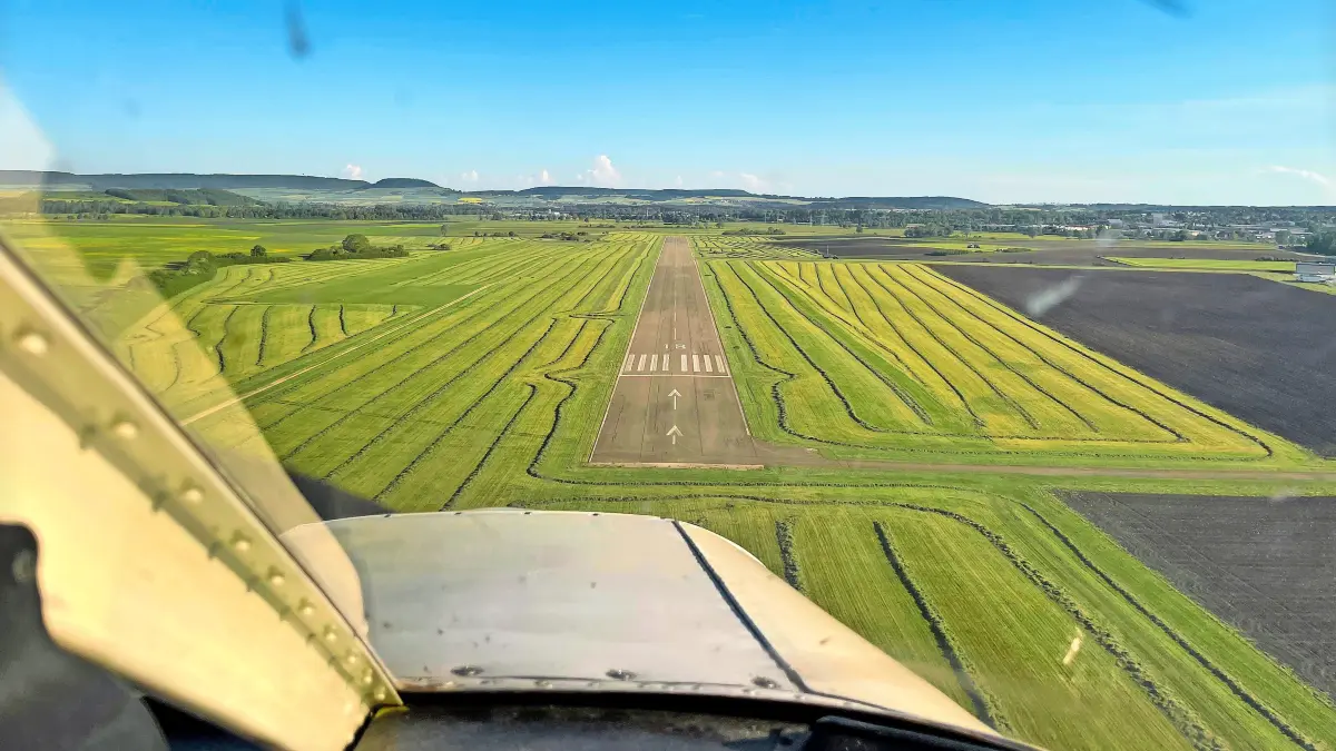 Am Flugplatz Donaueschingen-Villingen wurden im vergangenen Jahr 19161 Flugbewegungen gezählt. Dieses Bild bietet sich den Piloten beim Landeanflug auf die Piste in Richtung Süden.