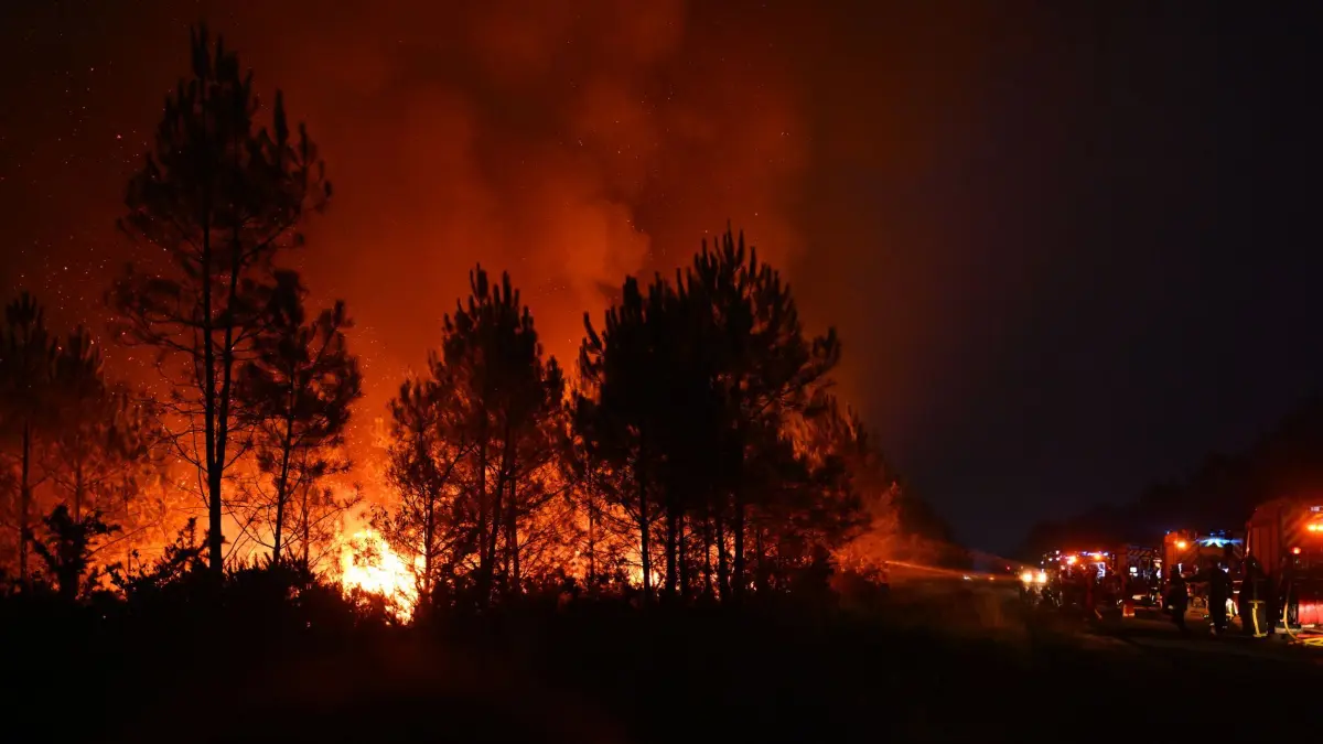 Waldbrände in Frankreich: 28.07.2026, Frankreich, Lanton: Feuerwehrleute bekämpfen einen Brand außerhalb von Lanton, während der Waldbrände im Südwesten Frankreichs. Foto: Emma Da Silva/AP/dpa +++ dpa-Bildfunk +++