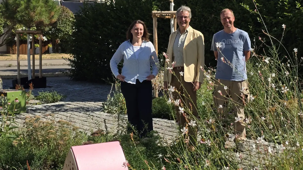 Weils Bürgermeister Lorenz Wehrle (M.) sowie Loredana Dumitrescu und Stephan Fischer von der Stadt- und Grünplanungsabteilung freuen sich über viel Grün und mehr Aufenthaltsqualität.
