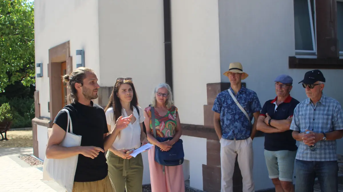 Josua Steffan, Bürgermeisterin Jessica Lang und Angela Gimpel (von links) erläuterten bei der „Bewegten Bürgersprechstunde“ Maßnahmen in der Gemeinde, die für mehr Abkühlung im öffentlichen Raum sorgen.