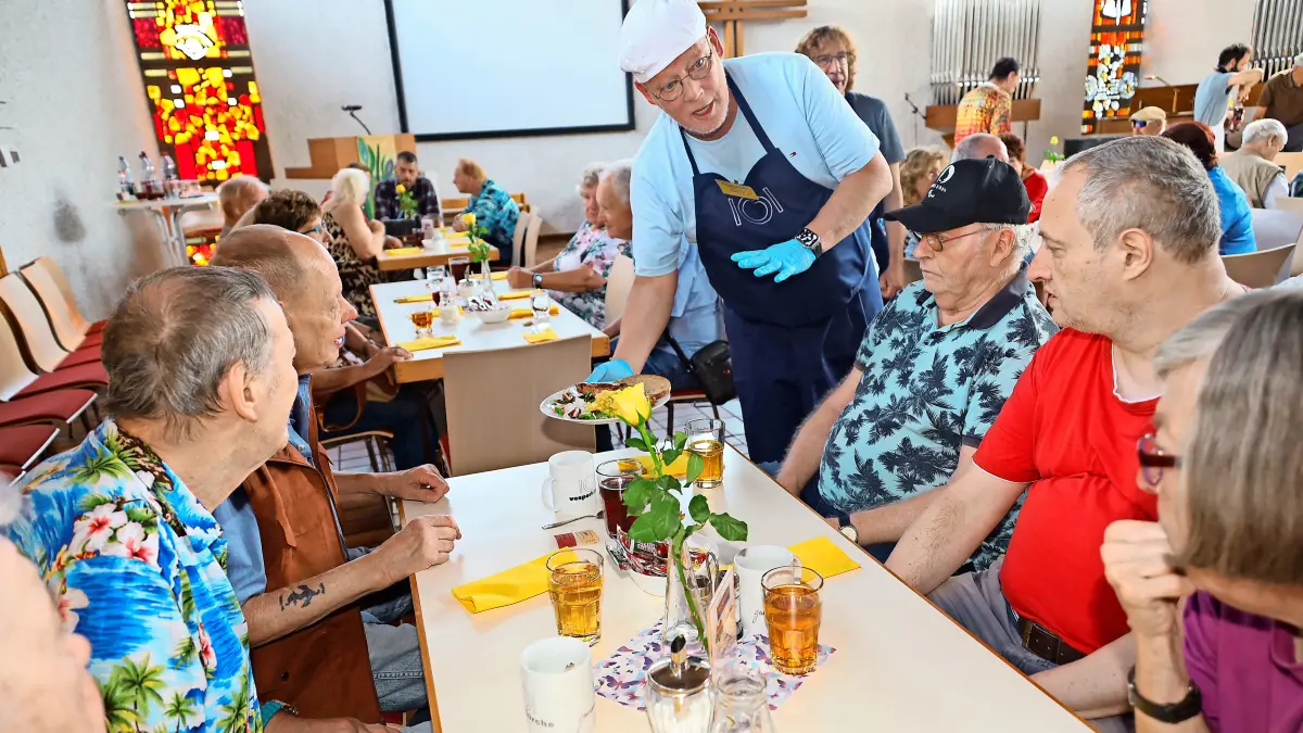 „Das gibt es heute“ – Wolfgang Schäfer macht mit einem angerichteten Teller in der „Vesperkirche plus“ Appetit auf das gemeinsame Mittagessen.