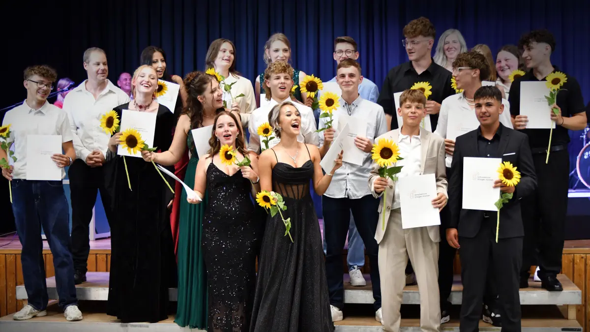 Viele Erinnerungen im Gepäck: Die Absolventinnen und Absolventen der Klasse 10b bei ihrer Abschlussfeier in der Mehrzweckhalle