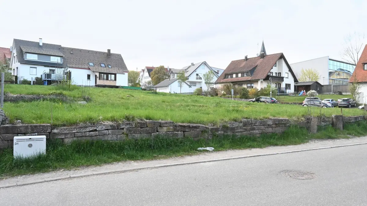 Bald können in der Dunninger Dorfbachstraße die Bagger anrollen: Die Baugenehmigung für das neue Ärztehaus liegt mittlerweile vor. (Archivfoto)