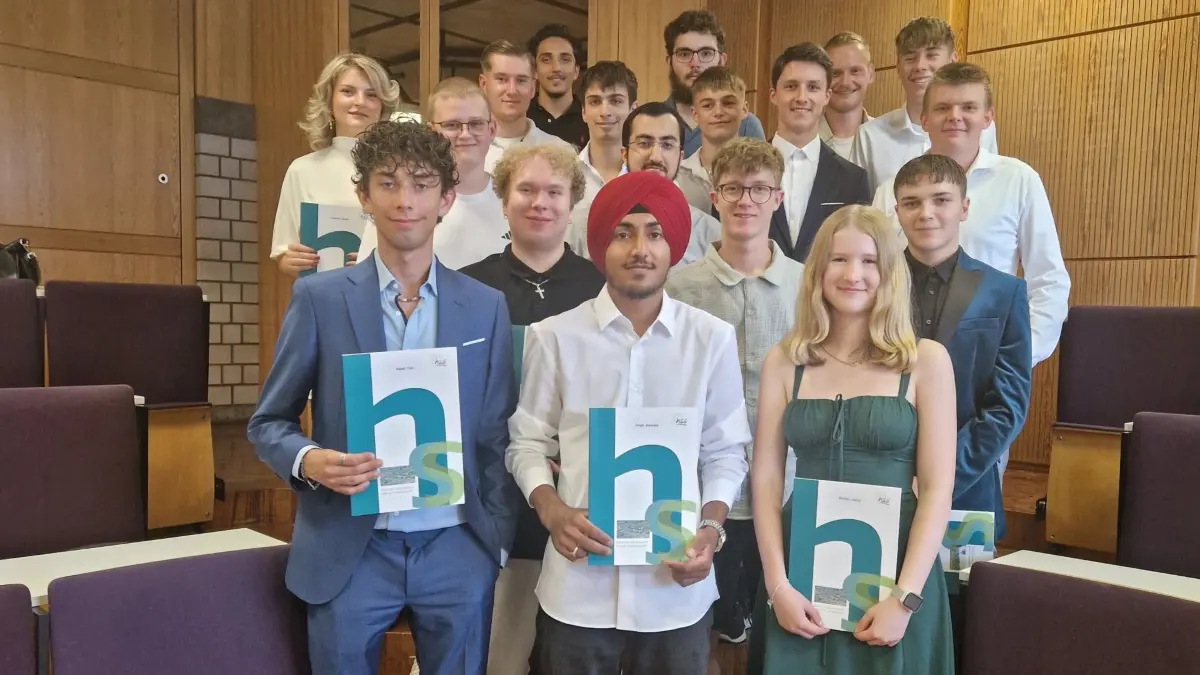 Die Absolventen des Berufskollegs der Heinrich-Schickhardt-Schule