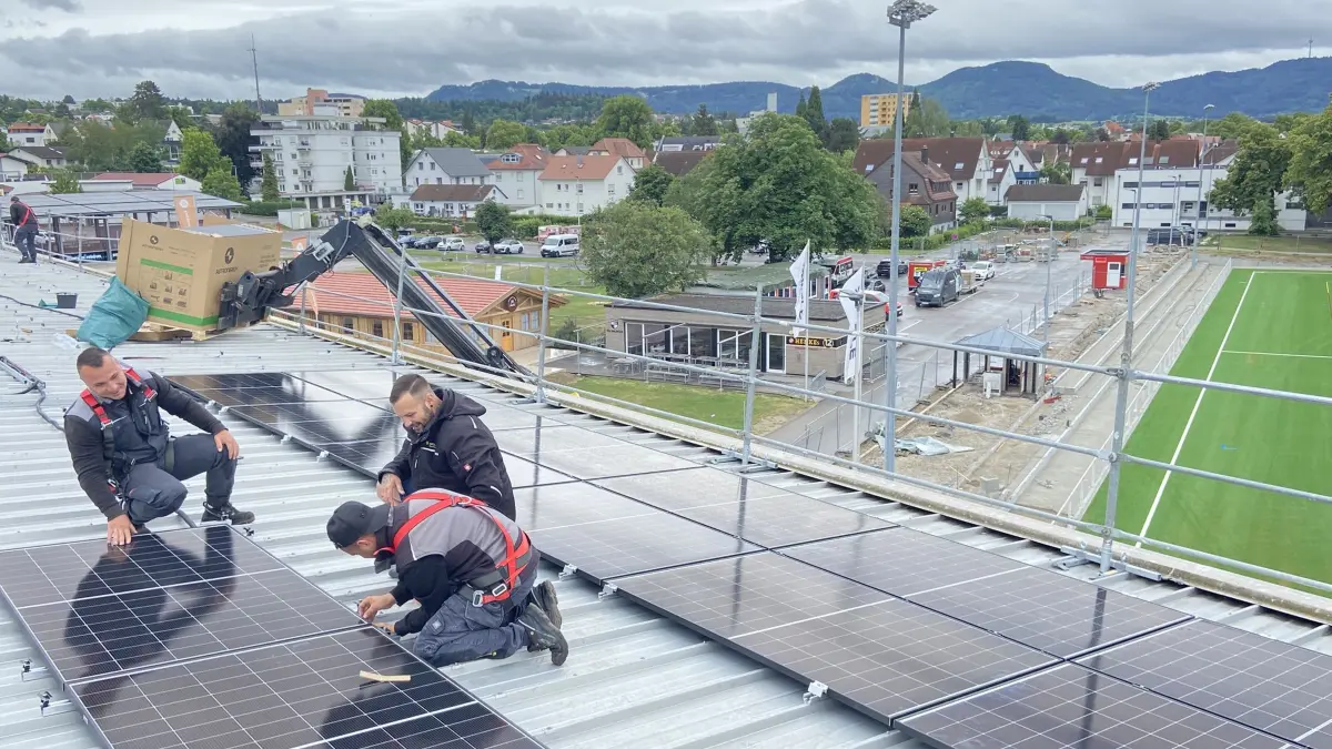 Die Sulzer 3-Täler-Bürgerenergie-Genossenschaft hat die Bizerba-Arena in Balingen mit Photovoltaik-Modulen bestücken lassen. Aus Sicht von Badenova ist die Sonnenenergie auch in Sulz selbst ein Schlüsselfaktor zur emissionsfreien Wärmegewinnung.