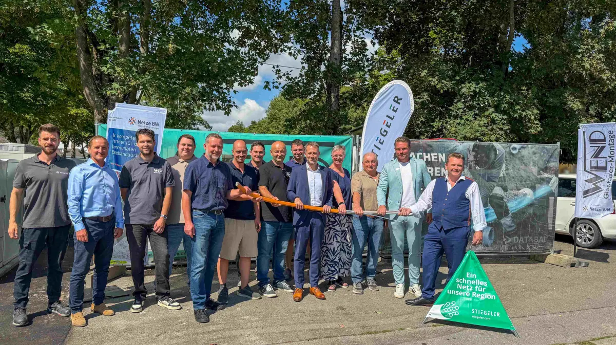 Von rechts: Bürgermeister Ralph Zimmermann, Netze BW-Kommunalberater Patrick Kuhn, Ahldorfs Ortsvorsteher Hartmut Göttler, Heidi Sauter vom Ortschaftsrat Mühlen, Stiegeler-Geschäftsführer Alexander Siebnich, Stiegeler-Netzbauleiter Darko Paliz, Hrvoje Horvat von der Firma HC Bau, Netze BW-Projektleiter Petrick Hammann, Christian Eger vom Bauamt der Stadt Horb, Oberbürgermeister Michael Keßler und weitere Vertreter der ausführenden Baufirmen Databau, Wend Glasfasermontage und Netze BW bei der offiziellen Netzinbetriebnahme in Mühlen.
