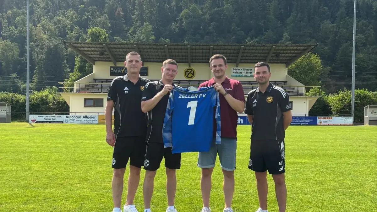 Torwart Andreas Bitsch (Zweiter von rechts) ist zurück beim Zeller FV. Er war zuvor in Fischerbach.
