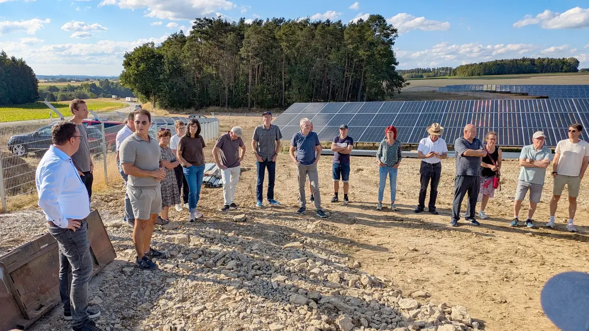 Der Gemeinderat besichtigt die PV-Anlage in Lackendorf.