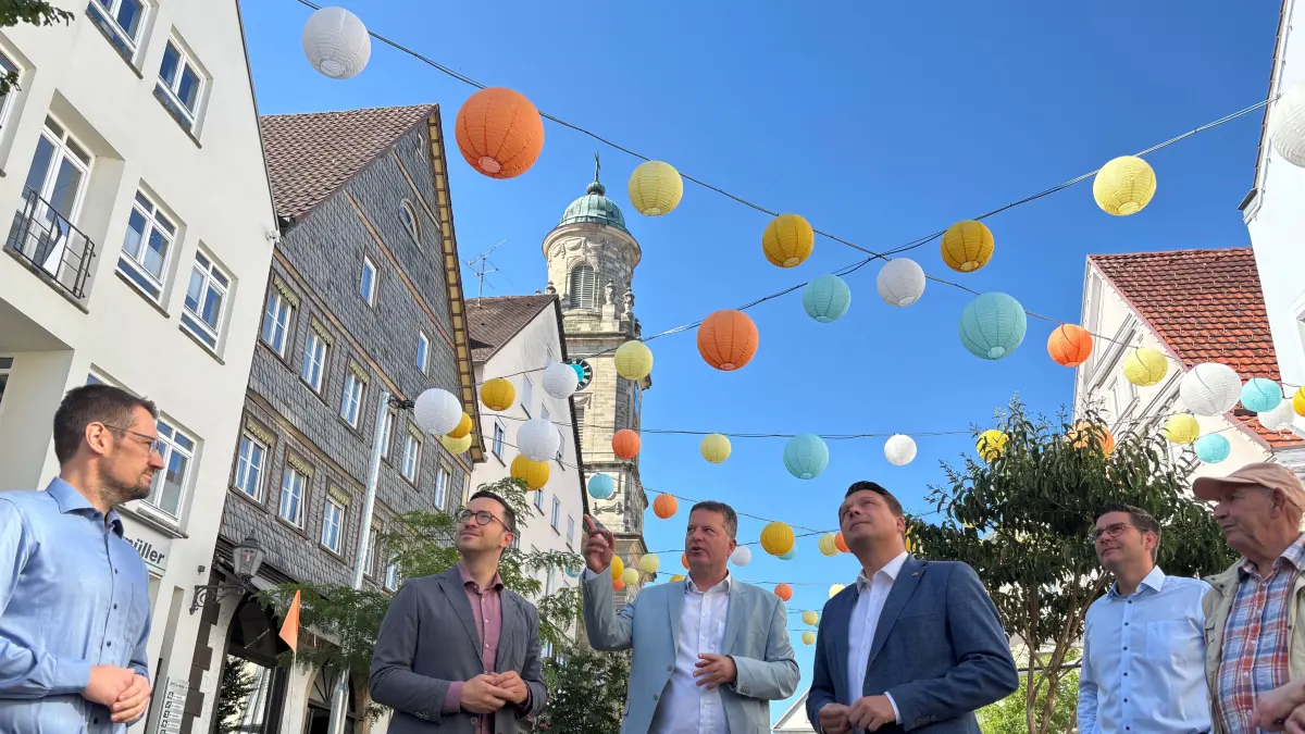Der Süden lässt grüßen auf dem Hechinger Marktplatz. Auf Einladung des CDU-Stadtverbands haben sich Kommunal-, Landes und Bundespolitiker ein eigenes Bild gemacht. Mit dabei waren (von links) Stadtverbandschef Christoph Kühnert, Bundestagsabgeordneter Christop Naser, Bürgeresiter Philipp Hahn, Landtagsabgeordneter Manuel Hailfinger und Stadtrat Ronny Stengel.