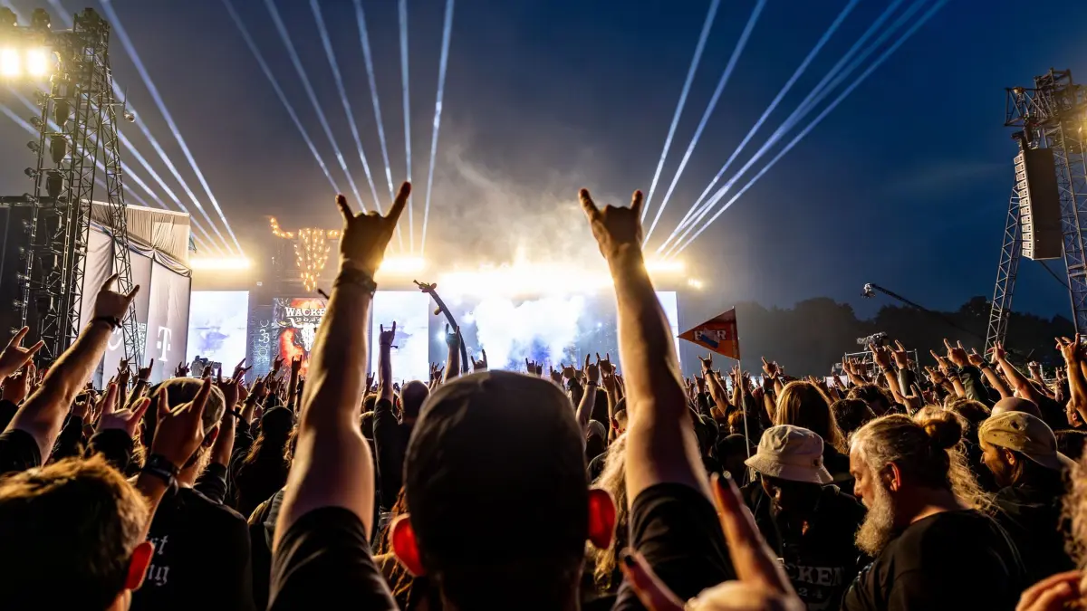 Wacken Open Air: ARCHIV - 03.08.2024, Schleswig-Holstein, Wacken: Festivalbesucher feiern zum Abschluss des Wacken Open Air vor den Bühnen. Das WOA gilt als größtes Heavy-Metal-Festival der Welt. (zu dpa: «Heavy-Metal-Festival startet - Was Besucher erwartet») Foto: Axel Heimken/dpa +++ dpa-Bildfunk +++