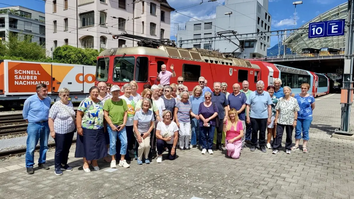 Gut gelaunt starteten die „Herbstzeitlosen“ der Volkshochschule Weil am Rhein in Chur zu ihrer Fahrt mit dem Glacier Express nach Zermatt. Die Zweitagesreise wird allen noch lange in schöner Erinnerung bleiben
