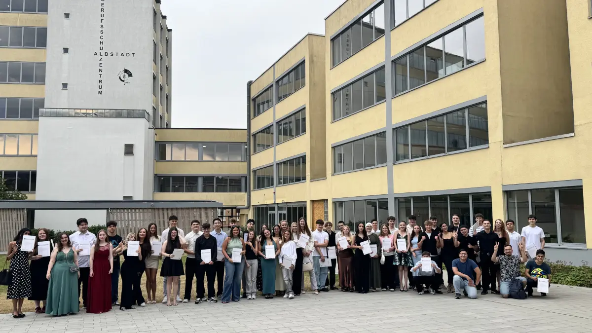 An der Walther-Groz-Schule wurden Absolventinnen und Absolventen der Zweijährigen Berufsfachschule feierlich verabschiedet – der größte Abschlussjahrgang seit langem.