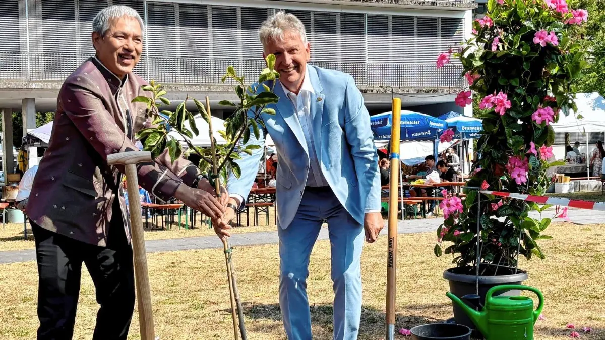 Botschafter Chittipat Tongprasroeth (links) pflanzte am Samstag gemeinsam mit Bürgermeister Wolfgang Hermann im Stadthallenpark das Geschenk der thailändischen Botschaft an die Stadt Hausach: einen Kakibaum.